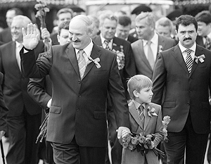Александр Лукашенко считает одной из главных своих задач «поставить на ноги» сына Николая