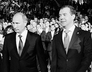Появление Владимира Путина и Дмитрия Медведева вместе в самый канун выборов должно дополнительно повысить рейтинг правящей партии