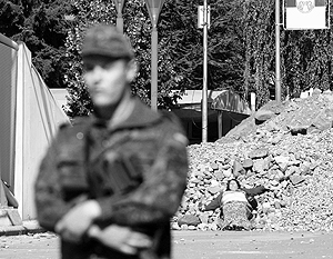 Силы KFOR начали снос сербских баррикад в Косово