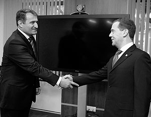 Президент России Дмитрий Медведев в ходе поездки во Владикавказ встретился с кандидатом в президенты Южной Осетии Анатолием Бибиловым