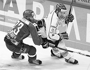 Хоккеист сборной России Кокарев (слева) атакует финского игрока