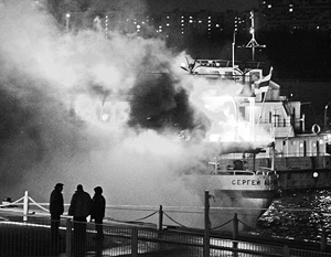 Дым от горящего теплохода накрыл часть речного порта