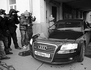 Сам Лужков перед журналистами так и не появился. Любопытно, однако, что на его машине, несмотря на то, что мэр уже больше года является частным лицом, по-прежнему «блатные» номера