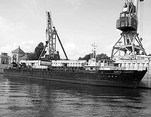 Длина сухогруза «Капитан Кузнецов» 86,7 метра, ширина 12 метров, высота борта 3,5 метра, осадка судна 3,0 метра, грузоподъемность 1450 тонн