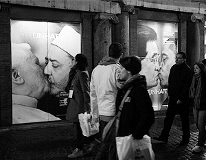 Benetton отозвала рекламу с поцелуем Папы Римского и имама
