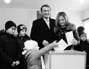 Анатолий Бибилов получил на избирательном участке поддержку супруги и четырех детей
