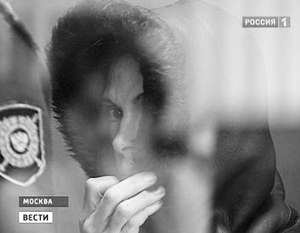 На слушаниях об аресте Жанна Суворова старалась скрыть свое лицо
