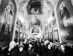 Сотни людей пришли в московский храм, где хранится часть пояса Богородицы