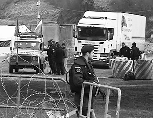 Пограничники-албанцы, по-видимому, навязываются к конвою МЧС в незваные соглядатаи
