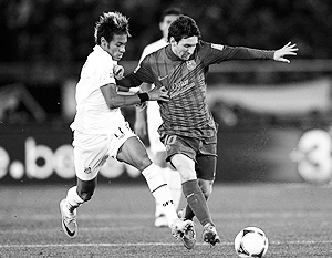 Лионель Месси (справа) против лидера «Сантоса» Неймара в финале клубного чемпионата мира