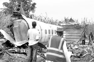 В Нигерии возле аэропорта Абуджа разбился пассажирский лайнер Boeing-737-200