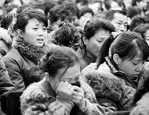 СМИ: Жители КНДР плачут у памятников Ким Чен Иру