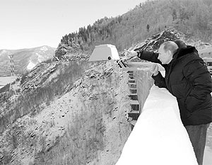 19 декабря. Владимир Путин на плотине Саяно-Шушенской ГЭС. Именно на территории ГЭС он и озвучил свои обвинения в адрес коррупционеров в электроэнергетике