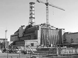 «Саркофаг» над аварийным реактором Чернобыльской АЭС 