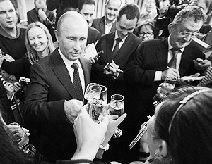 Владимир Путин традиционно поздравил журналистов своего пула с Новым годом и ответил на их вопросы