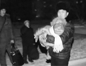 Жители Кызыла выносили спящих детей на руках