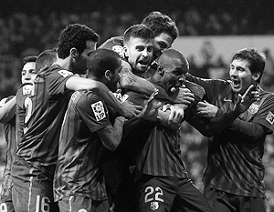Футболисты каталонского клуба обнимают друг друга, сразив принципиального соперника в Мадриде