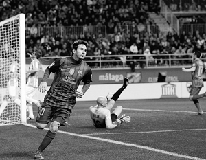 Лео Месси отправляет очередной гол в ворота «Малаги»