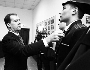 Медведев оценил новую униформу полиции