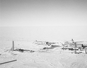Антарктическая станция «Восток». Слева – буровая установка