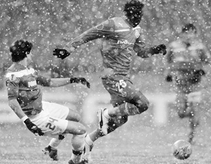 Фелипе Кайседо (в центре) рвется к мячу, осыпаемый снегом