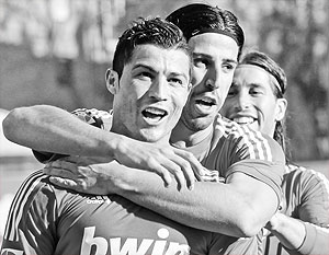 Партнеры обнимают Криштиану Роналдо, забившего победный гол пяткой