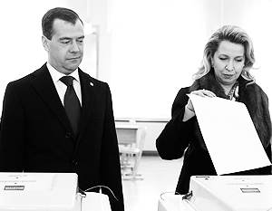 Президент России Дмитрий Медведев и его супруга Светлана проголосовали на избирательном участке № 2634 в здании московской школы № 1118
