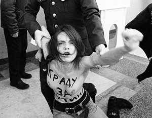 МВД: Обнажившихся на выборах активисток FEMEN вышлют из России