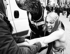 Активисток FEMEN задержали в Стамбуле