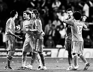 Футболисты мадридского «Реала» поздравляют друг друга с очередным шагом к золотым наградам