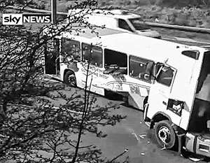 Автобус разбился в Британии, ранены 40 человек