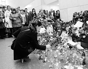Сегодня в Москве вспоминают жертв и пострадавших в терактах в метро