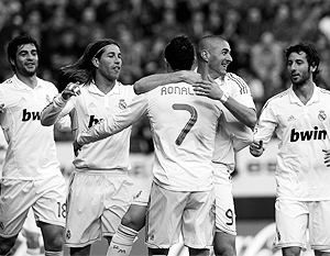 Роналдо принимает поздравления от партнеров с очередным удачным матчем за «Реал»