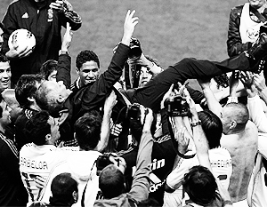 Футболисты «Реала» качают Жозе Моуриньо на стадионе в Бильбао