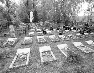 Садовод из Ленобласти выложил дорожку могильными плитами героев войны