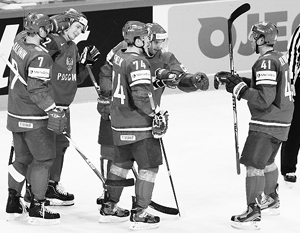 Российские хоккеисты поздравляют друг друга со второй победой подряд