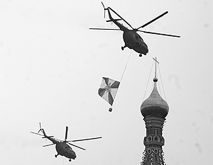 Возвращавшийся с парада Победы вертолет «потерял» флаг с двухтонным грузилом