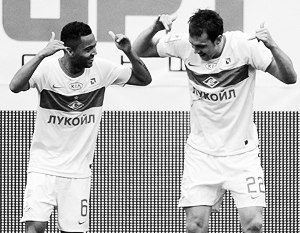 Спартаковцы Кариока (слева) и Дзюба празднуют гол в ворота «Локомотива»