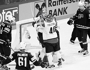Хоккеисты США наблюдают за тем, как победный гол празднуют финские игроки