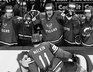 Скамейка сборной России во главе с Овечкиным приветствует героя матча Евгения Малкина