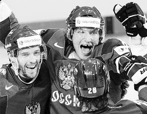 Новые чемпионы мира по хоккею Павел Дацюк (слева), Александр Овечкин (в центре) и Александр Семин
