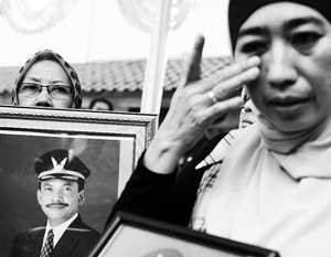 Церемония прощания с жертвами крушения SSJ-100 началась в Индонезии