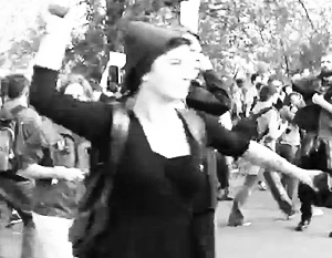Акция протеста 6 мая. Фрагмент видеоролика. Александра Духонина с камнем в руке. Сейчас она бросит его в сторону ОМОНа