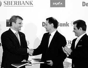Глава Сбербанка Герман Греф, глава Dexia Пьер Мариани и глава Denizbank Хакан Атеш на подписании сделки