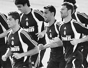 Португалец Роналдо (крайний слева) в полуфинале Евро сыграет против своих партнеров по Мадриду Альваро Арбелоа и Хаби Алонсо (справа)