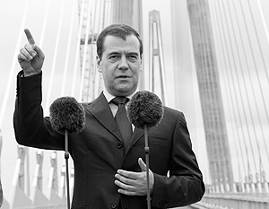 Медведев открыл движение по новому мосту на остров Русский 