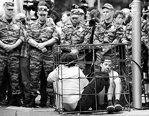 Сторонники Pussy Riot в знак протеста закрыли себя в клетке недалеко от здания суда, где рассматривалось их дело