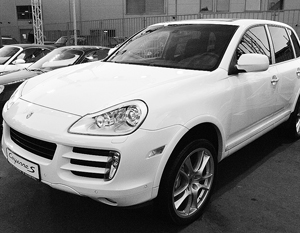 Протащившего по Невскому полицейского водителя Porsche Cayenne приговорили