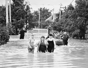 В результате наводнения погибли сотни людей, пострадали тысячи