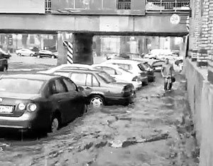 Центральные улицы Москвы затопило дождем